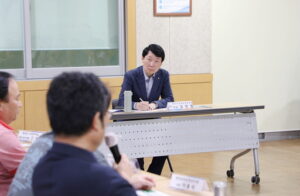 Read more about the article 경기도시장상권진흥원 김민철 원장, 오산·화성서 소상공인 현안 점검 정담회 개최